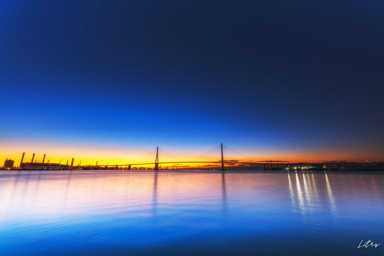 鶴見つばさ橋に昇る朝日が美しい。鶴見川河口末広水際線プロムナード